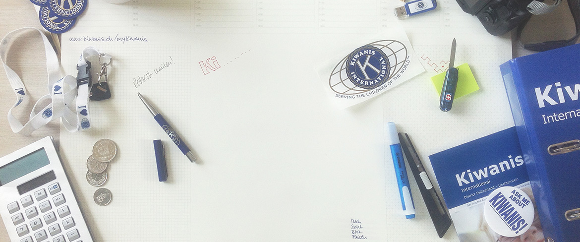 Hintergrundbild - Schreibtisch mit Kiwanis Utensilien
